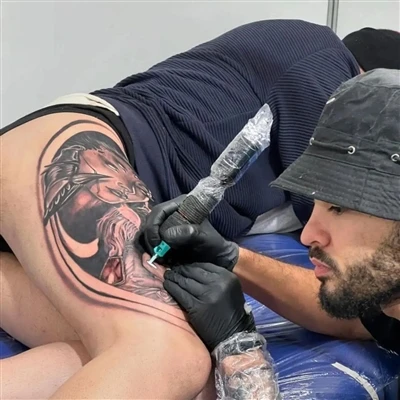 Sut i nodi cymwysterau a safonau hylendid siop tatŵ?