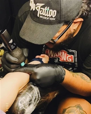 Ymddangosodd WhyTattoos?