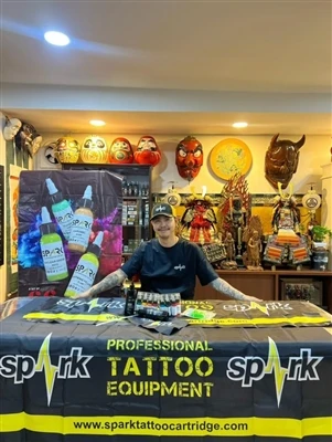SPARK Ink yn Cyhoeddi Partneriaeth Gydag Artist Tatŵ Enwog Thai Tatŵ Bambŵ Gw...